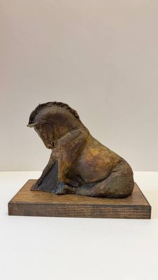 "Лошадь сидит", Казанцева Т.С. Высота 18 см, основание 20 см. 
Керамика, обжиг, дерево.