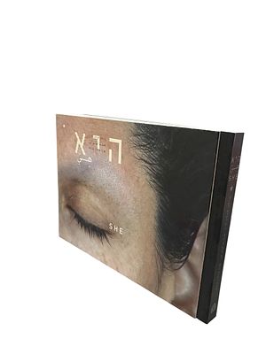 היא : הילה לולו לינ. קונספט ועריכה : הילה לולו לין ודינה שהם. קטלוג תערוכה בעברית, אנגלית 