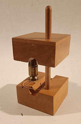 GI&Ograve; POMODORO - Filo a piombo. POMODORO GI&Ograve;Pesaro (Pu) 1930Filo a piombo1970Ottone, legno e filo es. 