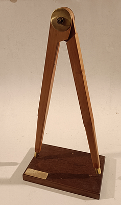 GI&Ograve; POMODORO - Compasso. POMODORO GI&Ograve;Pesaro (Pu) 1930Compasso1970Legno di noce e ottone es. 