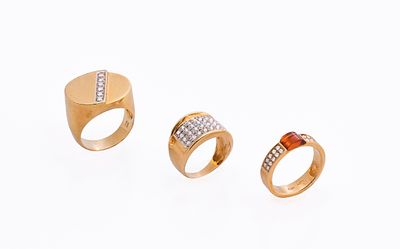 Group of three 18k gold and diamond ringsComprising: - A ring set with a rectangular-cut 