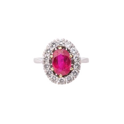 Ruby and diamond ringSet with an oval-shaped ruby measuring approximately 9,5 x 6,85 x 4,60 mm 