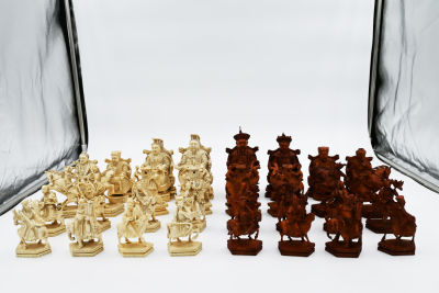Rare! A chess board with a large and impressive set of Chinese chess pieces (68.5 x 68.5 cm) 