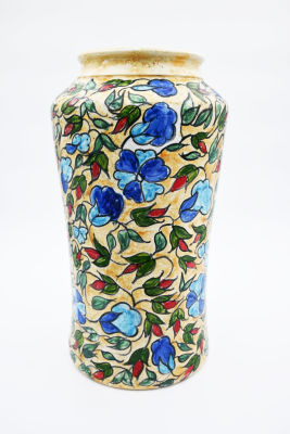 אגרטל קרמיקה ארמני. מעוטרת בפרחים ועלי כותרת . צבעי הואזה הינם צהוב, ירוק, כחול, אדום ולבן 