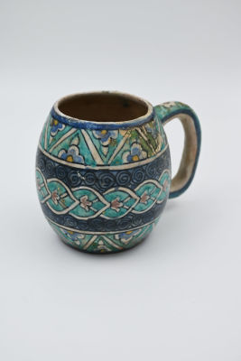 ספל קרמיקה ארמנית , ירושלם , חתום בתחתית. מעוטר בפרחים וצמחייה, ארבעה צבעים פוליכרום תכלת 