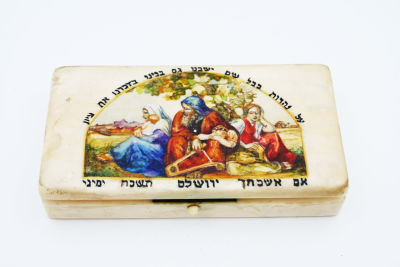 קופסא תכשיטים לכלה עשויה שנ-הב. אירופה. שנת 1900 בקירוב. מעוטרת בציור במחסה על חורבן ירושלים 