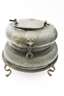 An oversized and rare food carrying pot to keep the food warm, ancient and rare, made of 