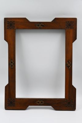 A damask wood frame for a picture/mirror made of wood. Dimensions: 32*41 cm.