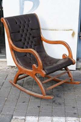 Rocking chair. 
Wood and leather rocking chair. Height: 95 cm. Length: 108 cm. good condition