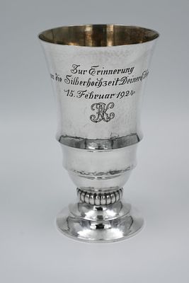 גביע מרשים ויוצא דופן עשוי כסף, ארט דקו, גרמניה, חתום, מעוטר בעבודת יד ריקוע בעבודת פטיש עם 