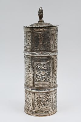 בית מגילה מכסף, מרוקו 
בית מגילה מכסף 925, מרוקו, מאה ה-19, מעוטרת בעבודת יד חריטה של צמחייה 