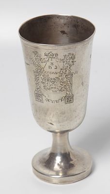 גביע קידוש מכסף, אוסטריה, אלטוינה, חתום, מתוארך 1830, הגביע מעוטר בעבודת יד חריטה אריות 