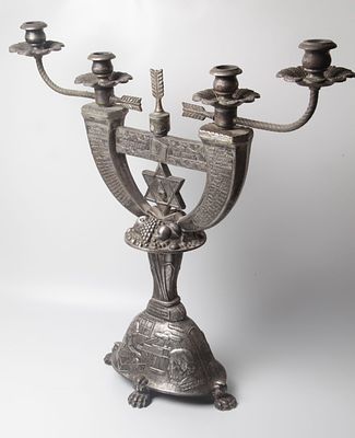 פמוט נדיר! עבודת אומן הסכם בלפור
פמוט ארבע קניים הסכם בלפור נעשה בעבודת אומן חתום בתחתית 