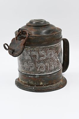Charity box - Germany, 19th century, tin (iron).
A charity box with a handle and a lid
