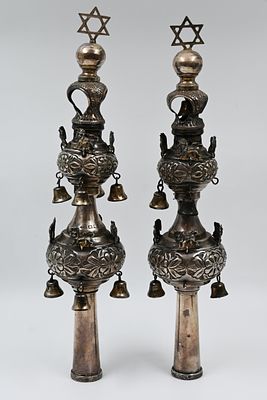 Pair of silver pomegranates for a Torah scroll, prestigious, large and impressive - England 