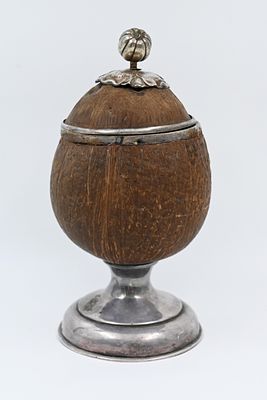Coconut and silver etrog box, Jewish craftsman
Ancient and high-quality coconut etrog box