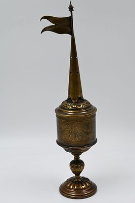 WMF silver-plated perfume towerfrom the end of the 19th century. Decorated with bas-reliefs of 