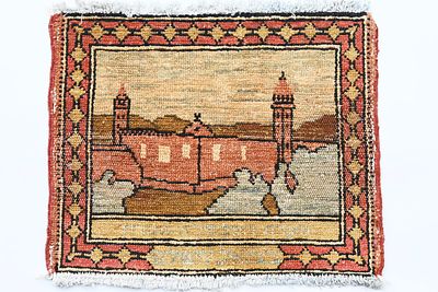 שטיח בצלאל, מערת המכפלה 
שטיח תוצרת בצלאל, 1910 בקירוב, ירושלים. במרכז ציור של מערת המכפלה 