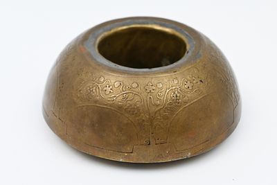 קסת דיו בצלאל 
קסת דיו בצלאל, בצלאל ירושלם, חתום, 1920 בקירוב. מעוטרת בעבודת צריבה של צמחייה 