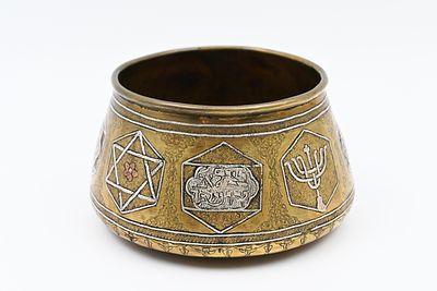 An urn decorated with Damascus crafts – "Bezalel". An urn decorated with eight medallions, one 
