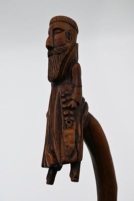 מקל הליכה אנטישמי. מרכז אירופה, סוף המאה ה-19 עץ מגולף, ידית האחיזה גולפה לצורת דמות יהודי מזרח 