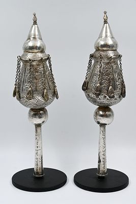 "רימונים" לספר תורה – פרס או בוכרה, 1900 בקירוב כסף יצוק, רקוע, חקוק ומוחתם. "רימונים" גבוהים, 