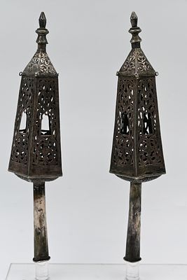 זוג רימונים לספר תורה. כסף. אלג'יר. זוג רימונים לספר תורה. כסף. אלג'יר, סוף המאה ה 19 זוג 