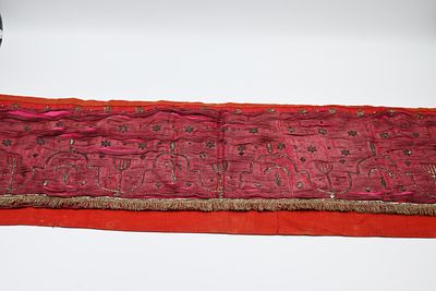 "מטפחת" (מפה) לספר תורה. 
רקמת פסיס דו-צדדית על סטן משי ורוד .מעוצבת כיריעה מלבנית ארוכה. 