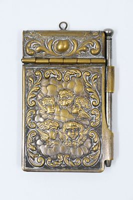 פנקס כיס עם עט עתי, אירופה, ראשית המאה ה-19, מעוטר בתבליט מלאכים ומאחורה בתבליט צמחייה, 4.5*7 ס'