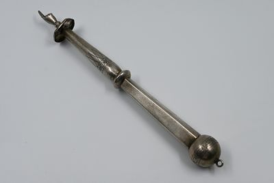 אצבע לספר תורה – אירופה יד כסף לספר תורה. אירופה, מאה ה-19, עיטורים חרוטים בדגמים גיאומטריים. 