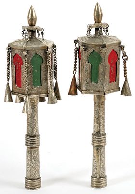 רימונים - חלונות קשתות-פרסה - מרוקו רימונים ("תפוחים") עם חלונות קשתות-פרסה. מרוקו, ראשית המאה 