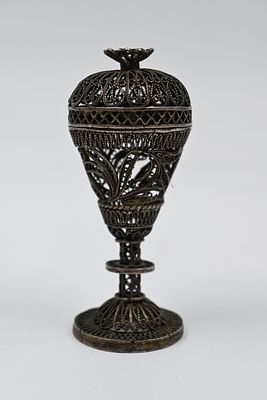 מגדל בשמים – פיליגרן - רוסיה מגדל בשמים כסף בעבודת פיליגרן, רוסיה, חתום, 1873. עבודת פיליגרן 