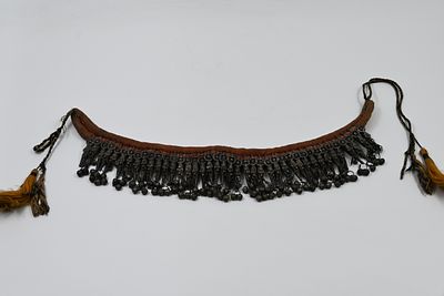 קישוט ראש תימני. מורכב מבד וגדילי כסף. אורך פתוח: 40 ס'. משקל כולל: 183 גרם. לא חתום, כסף 