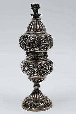 מגדל בשמים תוניסאי ישן מכסף. חתום. מגדל בשמים תוניסאי מכסף, 1900 בקירוב. מעוטר בתבליטים של 