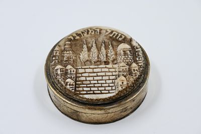 קופסת טבק עגולה מרשימה ואיכותית עשוייה כסף , קופסת טבק עגולה עשוייה כסף מצופה זהב , חתום 