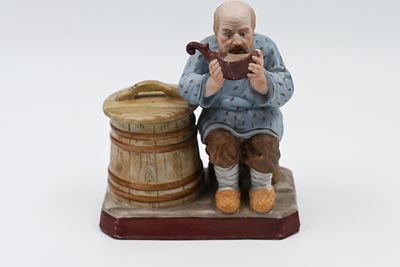 Gardner. פסלון פורצלן ביסקוויט רוסי דמות אדם בזמן לגימה, 1870-1890. בסיס מלבני מפוסל בדגם רצפת 