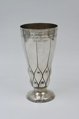 גביע כסף גרמני, מעוטר בעבודת בלט . נושא הקדשה לחבר יוליוס רוזנטל ממקהלת בית הכנסת משנת 1914. 