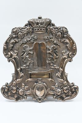 טס כסף לספר תורה, אוסטרו-הונגריה טס אוסטרו-הונגרי לספר תורה עשוי כסף, מעשה ידי אומן, מתורך 