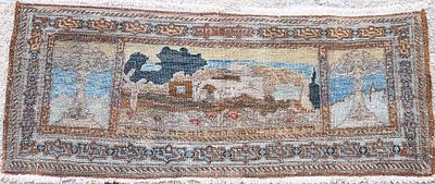 שטיח קבר רחל – ירושלים, שנות ה-20 במרכז השטיח נראה קבר רחל ולצדו עץ הזית, ומשני צדיו נראות 