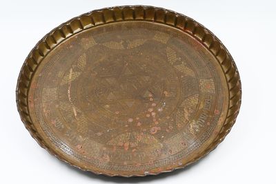 מגש פליז, מצרים, 1928 בקירוב מגש פליז, מצרים, מעוטר בעבודת יד ע"י אומן יהודי חריטה חקיקה ידנית 