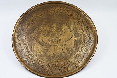 צלחת עשוייה פליז, אירופה, מאה ה19, מעוטר בעבודת צריבה במרכזה תיאור מתוך ההגדה של חכמים ""מעשה 