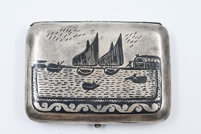 קופסא כסף וניילו, עיראק 
קופסא כסף וניילו, עיראק, ראשית המאה ה-20. קופסא לסיגריות מעוטרת 