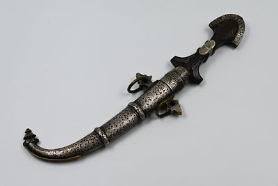 פגיון מרוקאי עתיק מסוג JAMBIYA עשוי כסף (להב עשוי פלדה) מעוטר בחריטות יד 
בשילוב עץ אבוני. שתי 