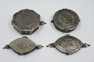 קבוצת בתי קמעות עשויים מכסף. פרסי. מאה ה-19. 
מעוטר בעבודת חריטה של צמחייה ופרחים, במרכז כיתוב 