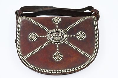 תיק עור עם אריות הרלדיים - גליציה תיק עור מקושט ביציקת ברונזה של אריות הרלדיים וקישוט גיאומטרי 