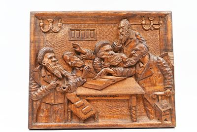 "לימוד תורה " – לוח עץ 
"לימוד תורה", אירופה, ראשית המאה ה-20 
עץ בעבודת-גילוף אומן 