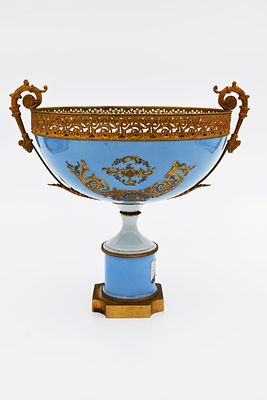 סנטרפיס מלאכותי פורצלן "סבר" severs, חתום. 
מעוטר עיטורי זהב וידיות ברונזה מצופה זהב. פורצלן 