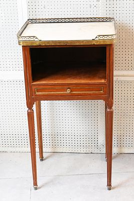 שידה צרפתית עתיקה מסוף המאה ה19 בסגנון לואי ה16, עומדת על 4 רגליים, שולחן עשוי שיש, כולל מגירה 