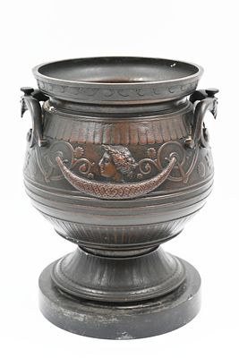 כד ברונזה, צרפת, המאה 19, כד ברונזה עם בסיס שיש , מעוטר בעבודת תבליט מתוחכמת עם דמויותמשתי 