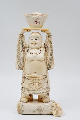 פסל גדול עשוי עצם פסל סיני גדול בדמות איכר אוחז מקל, עשוי פיסות עצם. מעוטר בחריטות ובצביעה. 